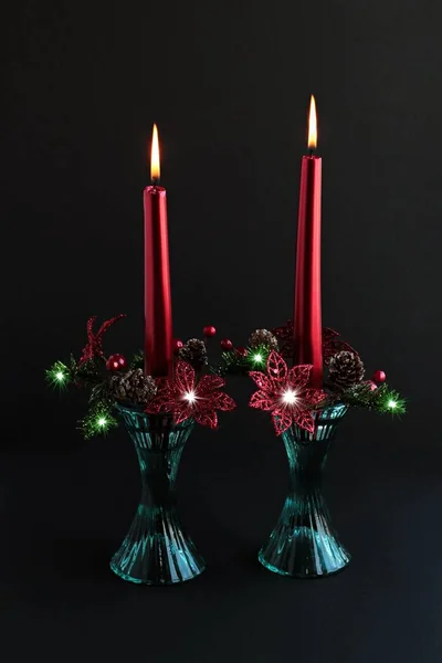 暗い背景にクリスマスの装飾キャンドル — ストック写真
