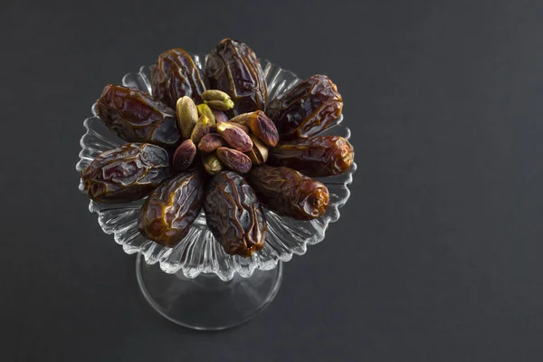 그릇에 맛있게 대추야자 열매를 클로즈업 — 스톡 사진