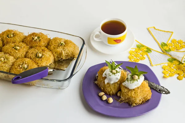 Frühstück Mit Honig Baklava Desserts Und Tee Auf Weiß — Stockfoto