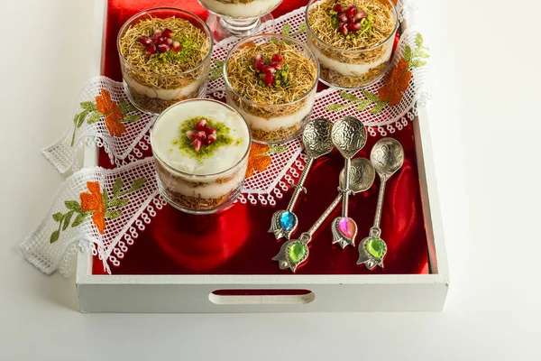 Nærbilder Deilig Tradisjonell Melkeaktig Sprø Ramadan Dessertpudding Laget Brent Kadayif – stockfoto