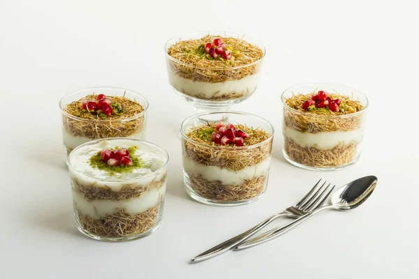 Tradisjonell Sprøstekt Ramadan Dessertpudding Laget Brent Kadayif Granateplefrø Pistasienøtt Til – stockfoto