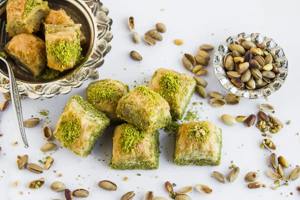 Geleneksel Türk Pastası Tatlısı, Baklava, antika bakır kasede ve fıstıklı beyaz üzerinde İslami Bayram, konsept.