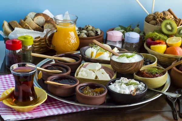 Close Vários Deliciosos Alimentos Mesa Iftar — Fotografia de Stock