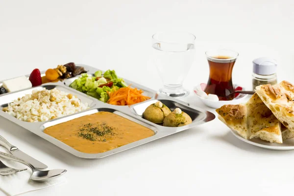 Ramadan Iftar Ateria Ruostumattomasta Teräksestä Osa Ruoka Tarjotin Valkoisella Pinnalla — kuvapankkivalokuva