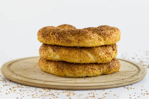 Nahaufnahme Von Leckerem Frisch Gebackenem Bagel Auf Holzbrett Auf Weißem — Stockfoto