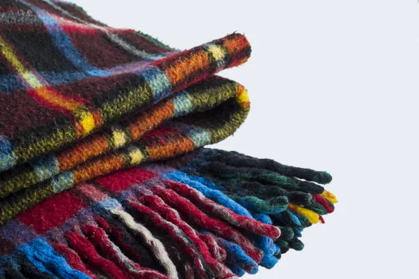 Gefaltet Wolle Karierte Scotch Decke Isoliert Auf Dem Weißen Hintergrund — Stockfoto