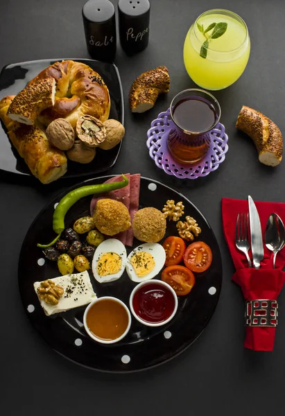 Traditional Turkish Breakfast Big Black Plate Black Surface Bagel Patty stockbilde