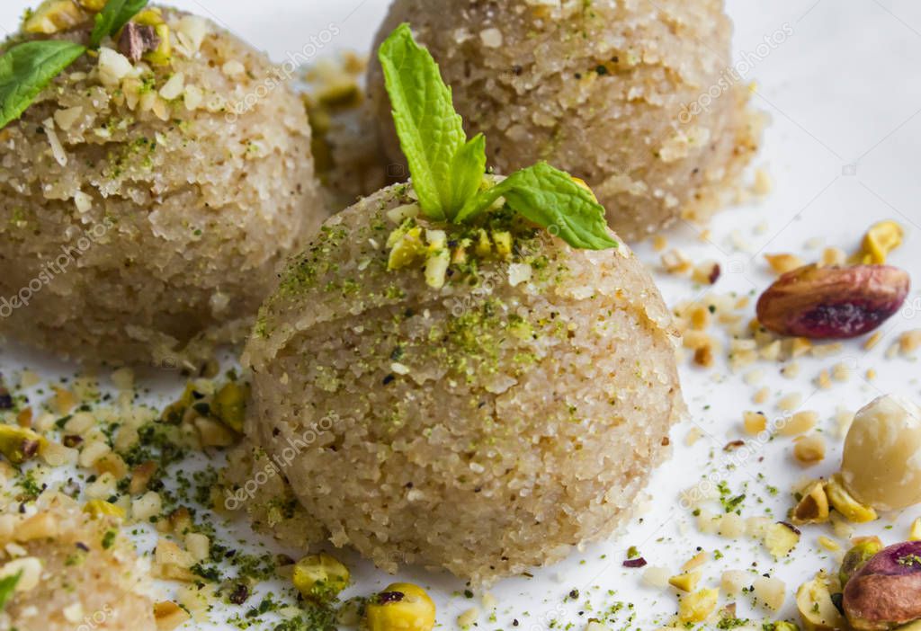 Sémola tradicional turca Halva, formada con una cucharada en la superficie blanca con avellanas