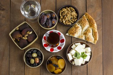 Geleneksel Türk Ramazan-iftar Menüsü ahşap masada sembolik gıdalarla.