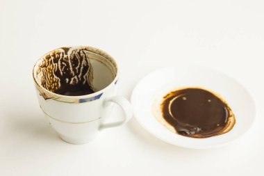 Beyaz masa üstünde lezzetli Türk kahvesinin yakın plan çekimi.