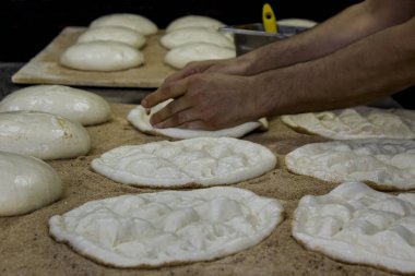 Türk Pide Ekmeğine Hazırlık Sürecinin Yakın Çekimi