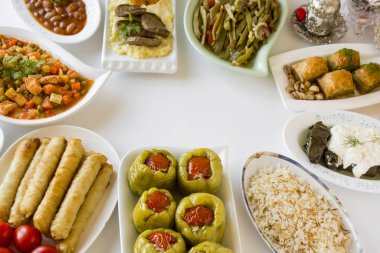 Geleneksel Türk yemekleri ile birlikte yemek masasının (bayram sofrasi) beyaz yüzeyde fotokopi alanının etrafına kurulması. Bayramların kavramsal görüntüsü