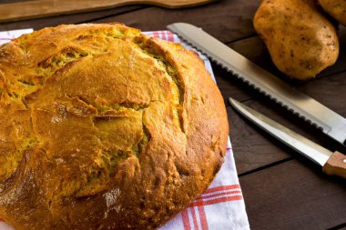 Bıçaklı yuvarlak patates ekmeği.