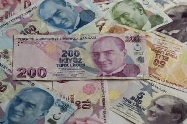 Diğer banknotlara 200 Türk banknotu. Yakın çekim, izole edilmiş..
