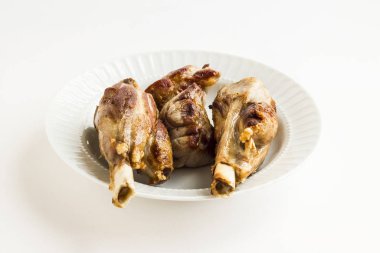 İki şiş, beyaz tabakta kemikli et, ana yemekten önce tavada ızgara. Ziyafet.