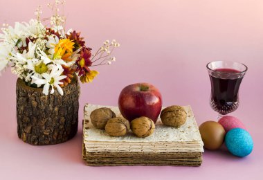Hamursuz Bayramı için matza ekmeği ve kırmızı şarap yakın plan çekimi. 