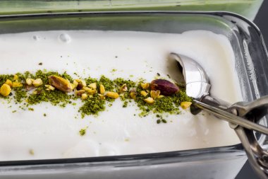 Geleneksel Türk dondurması, cam kapta metal dondurma kepçeli Maras..