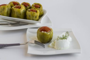 Doldurulmuş yeşil dolma biberin yakın plan çekimi.