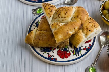 Yakın plan enfes fırınlanmış ve dilimlenmiş pide ekmeği.