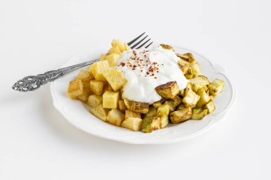 Yoğurtlu leziz kızarmış sebzelerden yakın çekim.