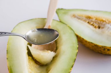 Beyaz yüzeyde leziz olgun kavunların yakın plan çekimi.