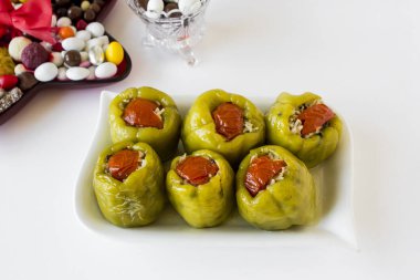 Doldurulmuş yeşil dolma biberin yakın plan çekimi.