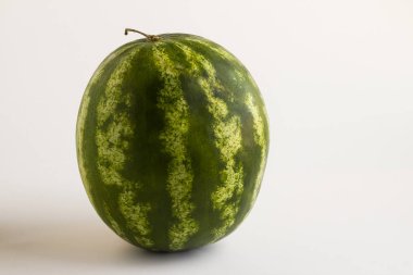 Beyaz yüzeyde nefis karpuz yakın plan çekimi.