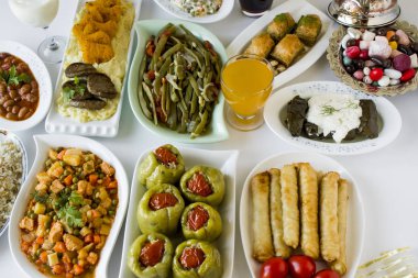 Türk mutfağı ile geleneksel Türk Ziyafet Masası. Kutlamalar için kavramsal imaj.
