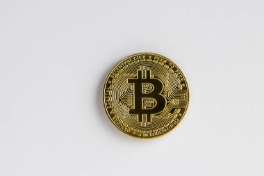 Beyaz arka planda fiziksel Bitcoin parasının ön yüzü