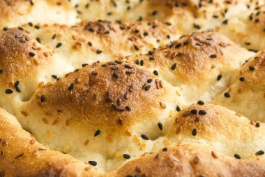 Lezzetli taze pide ekmeğinin yakın plan çekimi.