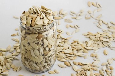 Beyaz masadaki balkabağı yumurtalarının yakın plan çekimi.