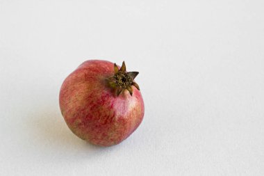 Lezzetli olgun narı beyaz üzerine yakın plan çek.