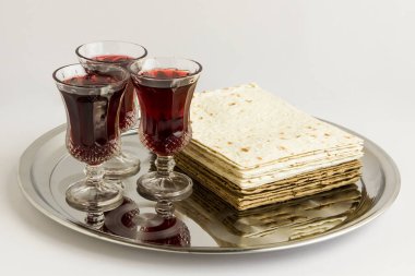 Hamursuz Bayramı için matza ekmeği ve kırmızı şarap yakın plan çekimi. 