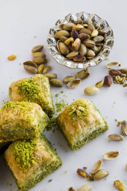Geleneksel Türk Pastası Beyaz fındıklı, fındıklı, gümüş kaseli ve fındıklı Kuru Baklava.