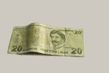 Türkçe 'nin yakın plan çekimi. Beyaz banknota 20 lira.