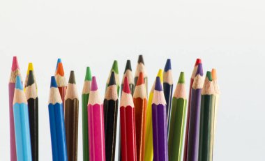 24, renkli jumbo boyut, beyaz yüzeyde duran kuru boya kalemleri.