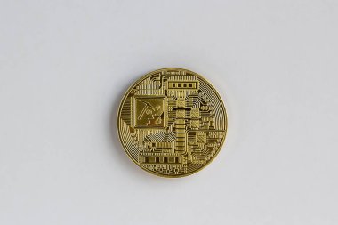 Beyaz arkaplanda fiziksel altın Bitcoin 'in arka yüzü