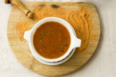 Lezzetli, geleneksel Türk Ev Yapımı Tarhana Çorbası ahşap tahtada.