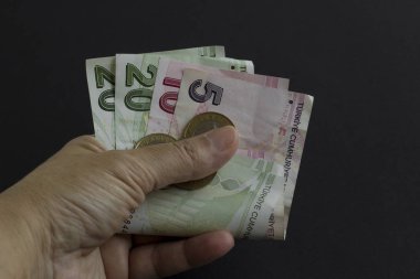 Siyah banknotlar üzerinde Türk lirası el ele tutuşuyor
