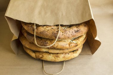 Lezzetli taze pide ekmeğinin yakın plan çekimi.