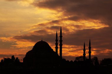 İstanbul 'da günbatımında siluet içindeki Süleyman Camii. Ramazan kavramı..