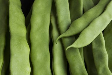 Lezzetli olgun bezelye kabuklarının yakın çekimi.