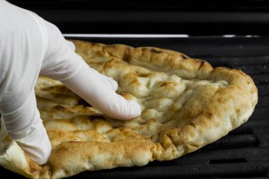 Izgarada el yapımı Türk Düz Ekmeği (pide). Kapatın..