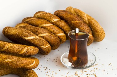 Geleneksel Türk çörekleri ve beyaz arka planda çay