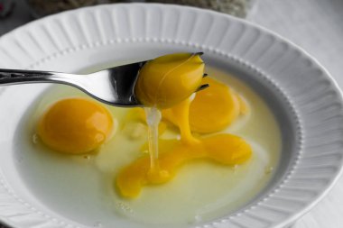 Çiğ yumurta ve çatal.