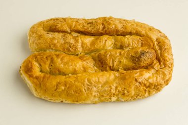 Lezzetli geleneksel Türk hamur işi, kıymalı et ve baharatlı hamur işi sendikası (borek)