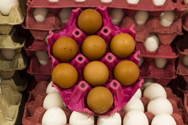 Çiğ kahverengi ve beyaz tavuk yumurtalarının yakın plan çekimi.