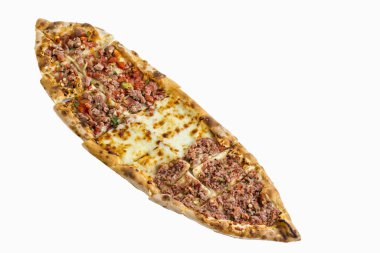 Beyaz arka planda izole edilmiş pizzanın yakın plan görüntüsü