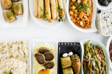 Geleneksel Türk yemekleri ile birlikte yemek masasını beyaz yüzeyde fotokopi alanının etrafına yerleştirmek. Bayramların kavramsal görüntüsü.