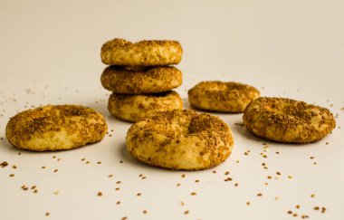 Beyaz yüzeyde susam tohumlarıyla kaplı simitlerin yakın plan çekimi.